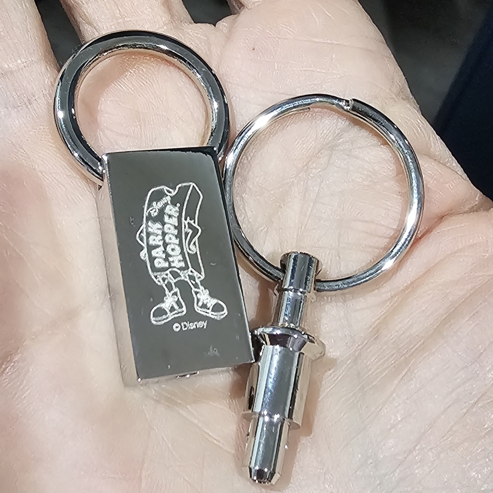RARE DISNEY CHARACTER - Park Hopper Walkaround Key Ring Detachable  90s